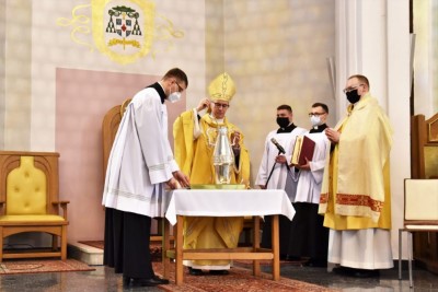 1 kwietnia 2021 r., w Wielki Czwartek, w naszej Katedrze została odprawiona Msza Krzyżma. Eucharystii przewodniczył bp Jan Wątroba. W koncelebrze uczestniczył bp Kazimierz Górny, bp Edward Białogłowski oraz 50 księży – z powodu ograniczeń związanych ze stanem epidemii byli to tylko przedstawiciele duchowieństwa diecezji rzeszowskiej. Do katedry nie przyjechała Liturgiczna Służba Ołtarza i schole. Po Komunii św. bp Jan Wątroba poświęcił olej krzyżma, który jest używany m.in. podczas udzielania sakramentu chrztu, bierzmowania i święceń kapłańskich. Wcześniej biskup pobłogosławił olej chorych i olej katechumenów.  Przed błogosławieństwem ks. Waldemar Dopart, proboszcz parafii św. Józefa na osiedlu Staromieście w Rzeszowie, w imieniu wszystkich kapłanów złożył biskupom świąteczne życzenia.  Na zakończenie Mszy Świętej Biskup Rzeszowski ogłosił nominację ks. Pawła Synosia, delegata biskupa ds. formacji stałej kapłanów na wikariusza biskupiego ds. formacji stałej kapłanów diecezji rzeszowskiej.  fot. ks. Tomasz Nowak