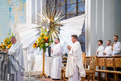 W środę 13 września przeżywaliśmy kolejne w tym roku Nabożeństwo Fatimskie. O godz. 18.40 zostały przedstawione prośby i podziękowania do Matki Bożej Fatimskiej, w intencji których sprawowana była także Msza Święta. Eucharystii przewodniczył i homilię wygłosił ks. Marek Kotwa – wikariusz parafii pw. Św. Michała Archanioła w Rzeszowie. Po Mszy Świętej wyruszyła procesja z figurą Matki Bożej, podczas której modlitwę różańcową prowadzili przedstawiciele parafii pw. Św. Jadwigi Królowej wraz ze swoimi duszpasterzami: ks. Tomaszem Gałuszką oraz ks. Łukaszem Mariuszycem, zaś figurę Matki Bożej nieśli przedstawiciele Bractwa św. Michała Archanioła, Rycerzy Kolumba oraz Związku Strzeleckiego "Strzelec". Modlitwę ubogaciła obecność Orkiestry Dętej pod dyrekcją Tadeusza Cielaka. Nabożeństwo zakończył Apel Jasnogórski. fot. Jola Warchoł