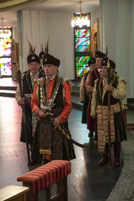 W poniedziałek 18 maja o godz. 18.00 w naszej Katedrze miało miejsce dziękczynienie w stulecie urodzin Karola Wojtyły – św. Jana Pawła II. W tym dniu dziękowaliśmy również i modliliśmy się w intencji naszych Księży Biskupów: Jana – z racji 20. rocznicy sakry biskupiej oraz Kazimierza – z racji 60. rocznicy święceń kapłańskich, a także w intencji naszego Księdza Infułata Stanisława w 60. rocznicę święceń kapłańskich. Eucharystii przewodniczył bp Jan Wątroba. Mszę św. koncelebrowali: bp Kazimierz Górny, bp Edward Białogłowski, infułaci: ks. Stanisław Mac i ks. Wiesław Szurek, księża dziekani oraz duchowni z różnych instytucji diecezji rzeszowskiej.  W Mszy św. uczestniczyły władze państwowe i samorządowe oraz służby mundurowe. fot. Dariusz Kamiński (fotografiarzeszow.com.pl)