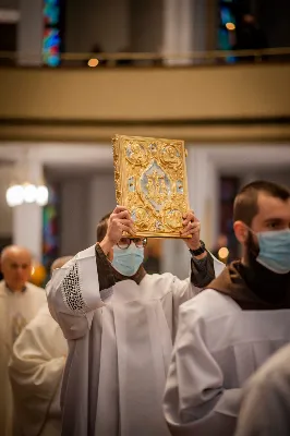 Mszy Świętej w święto Ofiarowania Pańskiego przewodniczył bp Jan Wątroba. W Eucharystii z okazji Dnia Życia Konsekrowanego uczestniczyli przedstawiciele sióstr i braci zakonnych, pustelnic, dziewic i wdów konsekrowanych oraz członków instytutów świeckich. Eucharystię koncelebrował ks. Stanisław Kamiński, wikariusz biskupi ds. zakonnych, a także 8 kapłanów. Homilię wygłosił bp Jan Wątroba. Śpiew podczas Mszy Świętej prowadziła Katedralna Schola Liturgiczna pod kierunkiem ks. Juliana Wybrańca przy akompaniamencie organowym Wiesława Siewierskiego. Fot. Paulina Lęcznar