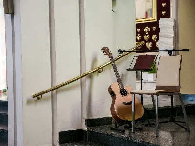 W V Niedzielę Wielkiego Postu, podczas Mszy Świętej o godz. 12:00, ks. Krzysztof Gołąbek – proboszcz naszej Katedry, przyjął do grona Liturgicznej Służby Ołtarza siedmiu nowych ministrantów. Po odpowiednim przygotowaniu, pod czujnym okiem ks. Pawła Wójcika oraz animatorów Adama i Miłosza, chłopcy otrzymali stopień ministranta choralisty – po raz pierwszy założyli kołnierzyki i otrzymali legitymacje ministranckie. To wyjątkowy moment i ogromna radość dla naszej wspólnoty! Podczas Mszy Świętej zaśpiewała Dziewczęca Schola Katedralna. Serdecznie gratulujemy chłopcom odwagi oraz życzymy wytrwałości w tej pięknej służbie przy Ołtarzu Pana Jezusa. Jeśli chcesz dołączyć do grona ministrantów – serdecznie zapraszamy! Zainteresowanych prosimy o kontakt z ks. Pawłem Wójcikiem.
fot. Antoni Ważny