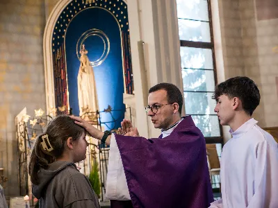 W V Niedzielę Wielkiego Postu, podczas Mszy Świętej o godz. 12:00, ks. Krzysztof Gołąbek – proboszcz naszej Katedry, przyjął do grona Liturgicznej Służby Ołtarza siedmiu nowych ministrantów. Po odpowiednim przygotowaniu, pod czujnym okiem ks. Pawła Wójcika oraz animatorów Adama i Miłosza, chłopcy otrzymali stopień ministranta choralisty – po raz pierwszy założyli kołnierzyki i otrzymali legitymacje ministranckie. To wyjątkowy moment i ogromna radość dla naszej wspólnoty! Podczas Mszy Świętej zaśpiewała Dziewczęca Schola Katedralna. Serdecznie gratulujemy chłopcom odwagi oraz życzymy wytrwałości w tej pięknej służbie przy Ołtarzu Pana Jezusa. Jeśli chcesz dołączyć do grona ministrantów – serdecznie zapraszamy! Zainteresowanych prosimy o kontakt z ks. Pawłem Wójcikiem.
fot. Antoni Ważny