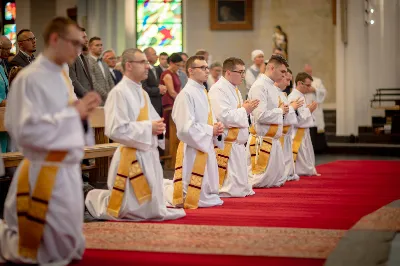 „Na swoje życie i swoje kapłaństwo trzeba popatrzeć w świetle Bożej miłości. Inaczej go nie pojmiemy ani my, ani ci, którzy będą na nas patrzeć” – mówił bp Jan Wątroba podczas Mszy św. z udzieleniem święceń prezbiteratu. 4 czerwca 2022 r. w kościele katedralnym jedenastu diakonów diecezji rzeszowskiej przyjęło sakrament kapłaństwa.
Do grona neoprezbiterów diecezji rzeszowskiej należą: ks. Sebastian Bełz z parafii w Nienadówce, ks. Krzysztof Lampart z parafii w Rudnej Wielkiej, ks. Mateusz Łachmanek z parafii w Lipinkach, ks. Karol Migut z parafii w Jasionce, ks. Marcin Murawski z parafii katedralnej w Rzeszowie, ks. Adrian Pazdan z parafii w Zagorzycach, ks. Tomasz Sienicki z parafii w Bieździedzy, ks. Dominik Świeboda z parafii w Palikówce, ks. Piotr Wąsacz z parafii bł. Władysława Findysza w Rzeszowie, ks. Mateusz Wojtuń z parafii w Święcanach oraz ks. Wiktor Zoła z parafii w Cieklinie.
Mszy św. przewodniczył i święceń udzielił bp Jan Wątroba. Eucharystię koncelebrowało około osiemdziesięciu księży, m.in: przełożeni Wyższego Seminarium Duchownego w Rzeszowie oraz proboszczowie i wikariusze z parafii rodzinnych neoprezbiterów. W Mszy św. uczestniczył abp Edward Nowak, bp Kazimierz Górny i bp Edward Białogłowski.
Zebranych w kościele katedralnym powitał ks. Krzysztof Gołąbek, proboszcz parafii.
W homilii bp Jan Wątroba nawiązał do słów z Ewangelii według św. Jana w których Chrystus tłumaczy co to znaczy być dobrym pasterzem. „Być kapłanem w Kościele Chrystusowym to znaczy mieć udział w Jego pasterskiej misji i stale upodabniać się do Dobrego Pasterza, który zna owce, karmi je, broni i jest gotów oddać życie dla ich dobra” – mówił hierarcha.
Po homilii odbył się obrzędy święceń: przyrzeczenie czci i posłuszeństwa Biskupowi Ordynariuszowi, Litania do Wszystkich Świętych podczas której kandydaci leżeli krzyżem, nałożenie rąk, modlitwa święceń oraz namaszczenie rąk krzyżmem i wręczenie chleba i wina. Podczas Liturgii Eucharystycznej nowo wyświęceni po raz pierwszy wyciągnęli dłonie nad chlebem i winem wypowiadając słowa konsekracji.
Na zakończenie Mszy św. ks. Tomasz Sienicki, podziękował w imieniu nowo wyświęconych wszystkim, którzy przyczynili się do przygotowania ich do kapłaństwa. Słowa wdzięczności, m.in. przełożonym Wyższego Seminarium Duchownego w Rzeszowie i rodzicom neoprezbiterów, wypowiedział bp Jan Wątroba. 
W drodze do zakrystii neoprezbiterzy zatrzymali się przy figurze Matki Bożej Fatimskiej zawierzając swoje kapłaństwo Matce Bożej.
W niedzielę, 5 czerwca, w Uroczystość Zesłania Ducha Świętego, neoprezbiterzy będą sprawować w swoich rodzinnych parafiach uroczyste Msze św. prymicyjne, a w najbliższych tygodniach otrzymają skierowania do parafii.

Fot. ks. Jakub Nagi oraz biala-wrona.pl
