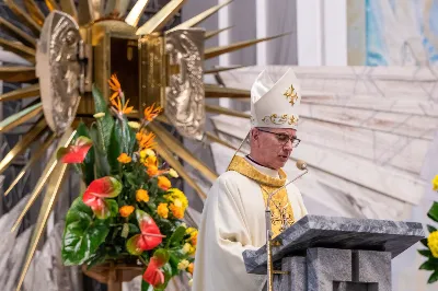 28 marca 2024 r. o godz. 18.00 w Katedrze Rzeszowskiej rozpoczęła się Msza Wieczerzy Pańskiej, której przewodniczył bp Jan Wątroba. W koncelebrze uczestniczyli głównie księża z Parafii Katedralnej i z Wyższego Seminarium Duchownego w Rzeszowie. Po Komunii św. Najświętszy Sakrament przeniesiono do kaplicy adoracji zwanej "ciemnicą" przygotowaną w dolnym kościele Katedry. Podczas liturgii śpiewał chór męski pod dyrekcją Marcelego Kyca. fot. Joanna Prasoł