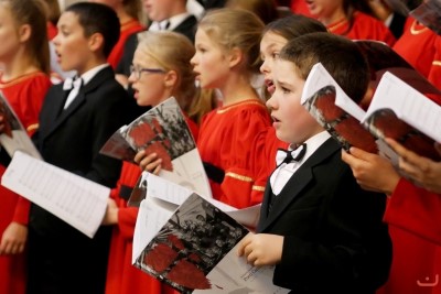 Blisko 1200 chórzystów i orkiestra symfoniczna Filharmonii Podkarpackiej to koncert galowy 9. Krajowego Kongresu Polskiej Federacji Pueri Cantores. 9 września o godz. 19.30 w Katedrze Rzeszowskiej podczas dwugodzinnego koncertu wystąpiły 33 chóry z Polski, Litwy, Łotwy, Ukrainy i Węgier oraz Orkiestra Symfoniczna Filharmonii Podkarpackiej. Muzykami dyrygowali: Wiesław Delimat i Marcin Florczak. Podczas koncertu uczestnicy wysłuchali utworów m.in. Haendla, Haydna oraz hymny kongresów Polskiej Federacji Pueri Cantores. Szczególnie oklaskiwane było premierowe wykonanie hymnu kongresu w Rzeszowie – utwór pt. „Da pacem, Domine” Dominika Lasoty – kompozytora z Rzeszowa. W koncercie uczestniczyli m.in.: bp Jan Wątroba, bp Kazimierz Górny i bp Edward Białogłowski. fot. ks. Tomasz Nowak