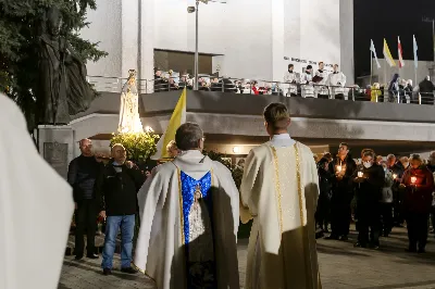 Objawienia Fatimskie to ważny dla katolików znak Bożej Opatrzności i nieustannej opieki Matki Bożej. Fatima to miasto w środkowo-zachodniej Portugalii. To właśnie tam miały miejsce objawienia Najświętszej Maryi Panny w 1917 roku, jakich doświadczyli Łucja Dos Santos oraz Hiacynta i Franciszek Marto – mali pastuszkowie. Maryja ukazywała się dzieciom każdego 13-go dnia miesiąca od maja do października.  Na pamiątkę tychże objawień, Kościół Katolicki uczestniczy w tzw. nabożeństwach fatimskich. Ostatnie z nich miały miejsce 13 października – w naszej Katedrze obecna była również cała wspólnota Wyższego Seminarium Duchownego w Rzeszowie. Uroczystości rozpoczęły się Mszą świętą o godzinie 19:00 pod przewodnictwem księdza rektora Pawła Pietrusiaka, zaś homilię wygłosił ojciec duchowny ks. Andrzej Szpaczyński.  Ojciec Andrzej już na początku wygłaszanego słowa skierował naszą uwagę na wielki cud Eucharystii: „Czy zobaczymy jakiś cud? Czy dany będzie jakiś znak?” – zapytał i od razu odpowiedział: „Nie wiadomo, czy będzie coś niezwykłego, ale jestem przekonany, że będzie cud – cud przemiany chleba i wina w Ciało i Krew Chrystusa – ten cud się dokona”. To bardzo ważne w życiu każdego chrześcijanina, aby nie szukać mistycznych doznań, czy szczególnych znaków od Boga, ale aby ujrzeć największy cud jakim jest Eucharystia. W tym darze możemy uczestniczyć każdego dnia i do tego też jesteśmy zaproszeni.  Po Eucharystii odbyła się procesja z figurą Matki Bożej Fatimskiej oraz Różaniec z rozważaniami przygotowanymi przez diakonów naszej diecezji.  Jesteśmy wdzięczni Panu Bogu za łaskę miłosierdzia i wezwania do pokoju jakie przesłał przez objawienia Pani Fatimskiej i nieustannie prosimy Go, abyśmy coraz mocniej potrafili kochać i dążyć do jedności. Za ten czas wspólnej modlitwy, chwała Panu!  fot. Joanna Prasoł