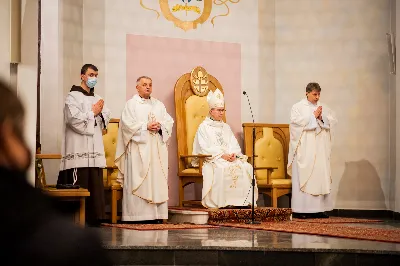 Mszy Świętej w święto Ofiarowania Pańskiego przewodniczył bp Jan Wątroba. W Eucharystii z okazji Dnia Życia Konsekrowanego uczestniczyli przedstawiciele sióstr i braci zakonnych, pustelnic, dziewic i wdów konsekrowanych oraz członków instytutów świeckich. Eucharystię koncelebrował ks. Stanisław Kamiński, wikariusz biskupi ds. zakonnych, a także 8 kapłanów. Homilię wygłosił bp Jan Wątroba. Śpiew podczas Mszy Świętej prowadziła Katedralna Schola Liturgiczna pod kierunkiem ks. Juliana Wybrańca przy akompaniamencie organowym Wiesława Siewierskiego. Fot. Paulina Lęcznar