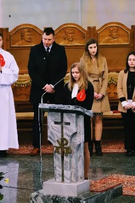 W sobotnie południe 67 naszych młodych parafian przyjęło sakrament bierzmowania. Po dwóch latach przygotowań wyrazili przed bpem Janem Wątrobą swoje pragnienie świadczenia o wierze i życia według jej zasad. Jako motto ich wzrostu w dojrzałości chrześcijańskiej Ksiądz Biskup zaproponował słowa św. Piotra: "Trzeba słuchać bardziej Boga niż ludzi".
Fot. Piotr Reszko i Katarzyna Franiszyn-Luciano