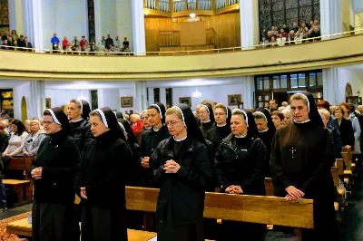 Mszy Świętej przewodniczył i homilię wygłosił ks. Piotr Fortuna - proboszcz parafii Matysówka. Liturgię oraz Różaniec przygotowały ss. Serafitki oraz ss. Felicjanki. fot. Andrzej Kotowicz