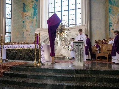 W V Niedzielę Wielkiego Postu, podczas Mszy Świętej o godz. 12:00, ks. Krzysztof Gołąbek – proboszcz naszej Katedry, przyjął do grona Liturgicznej Służby Ołtarza siedmiu nowych ministrantów. Po odpowiednim przygotowaniu, pod czujnym okiem ks. Pawła Wójcika oraz animatorów Adama i Miłosza, chłopcy otrzymali stopień ministranta choralisty – po raz pierwszy założyli kołnierzyki i otrzymali legitymacje ministranckie. To wyjątkowy moment i ogromna radość dla naszej wspólnoty! Podczas Mszy Świętej zaśpiewała Dziewczęca Schola Katedralna. Serdecznie gratulujemy chłopcom odwagi oraz życzymy wytrwałości w tej pięknej służbie przy Ołtarzu Pana Jezusa. Jeśli chcesz dołączyć do grona ministrantów – serdecznie zapraszamy! Zainteresowanych prosimy o kontakt z ks. Pawłem Wójcikiem.
fot. Antoni Ważny