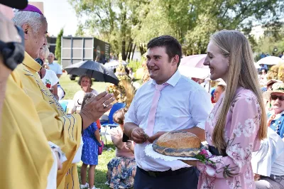 30 sierpnia 2020 r. do Parku Papieskiego w Rzeszowie na diecezjalne dożynki przyjechało 49 delegacji z dożynkowymi wieńcami.  Już o godz. 11.00 plac przed znajdującą się w Parku Papieskim sceną wypełniły delegacje z parafii diecezji rzeszowskiej. W sumie zarejestrowano 49 delegacje. Tegoroczną obsługę dożynek, w tym przygotowanie liturgii, zapewnili wierni i duszpasterze z dekanatu Sokołów Małopolski. O godz. 11.30 prof. Kazimierz Ożóg, mieszkaniec Górna, zaprezentował kilka myśli na temat chleba i godności pracy rolnika. Na scenie wystąpił zespół „Młody Duch i Przyjaciele” kierowany przez Dariusza Kosaka. Przed rozpoczęciem Mszy św. ks. Jerzy Uchman, diecezjalny duszpasterz rolników, przywitał przybyłych do Rzeszowa rolników, ogrodników, sadowników i pszczelarzy, wśród nich starostów dożynek Jerzego i Zofię Bednarzów z Kamienia, a także obecnych na Mszy św. parlamentarzystów, władze państwowe i samorządowe, służby mundurowe oraz poczty sztandarowe. Mszy św. przewodniczył bp Edward Białogłowski. W koncelebrze uczestniczył bp Kazimierz Górny oraz czternastu księży. W długiej procesji z darami do ołtarza podeszły delegacje wszystkich obecnych parafii przynosząc chleby i owoce. Dary te zostały przekazane Rzeszowskiemu Towarzystwu Pomocy im. św. Brata Alberta. Na zakończenie liturgii bp Białogłowski pobłogosławił przyniesione płody ziemi oraz ziarno na zasiew. Po błogosławieństwie poszczególne delegacje, przedstawiane przez ks. Jana Szczupaka, wikariusza biskupiego ds. społecznych, prezentowały swoje wieńce.  fot. ks. Tomasz Nowak