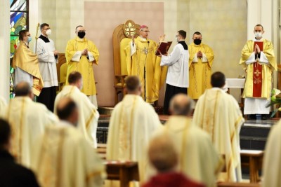 1 kwietnia 2021 r., w Wielki Czwartek, w naszej Katedrze została odprawiona Msza Krzyżma. Eucharystii przewodniczył bp Jan Wątroba. W koncelebrze uczestniczył bp Kazimierz Górny, bp Edward Białogłowski oraz 50 księży – z powodu ograniczeń związanych ze stanem epidemii byli to tylko przedstawiciele duchowieństwa diecezji rzeszowskiej. Do katedry nie przyjechała Liturgiczna Służba Ołtarza i schole. Po Komunii św. bp Jan Wątroba poświęcił olej krzyżma, który jest używany m.in. podczas udzielania sakramentu chrztu, bierzmowania i święceń kapłańskich. Wcześniej biskup pobłogosławił olej chorych i olej katechumenów.  Przed błogosławieństwem ks. Waldemar Dopart, proboszcz parafii św. Józefa na osiedlu Staromieście w Rzeszowie, w imieniu wszystkich kapłanów złożył biskupom świąteczne życzenia.  Na zakończenie Mszy Świętej Biskup Rzeszowski ogłosił nominację ks. Pawła Synosia, delegata biskupa ds. formacji stałej kapłanów na wikariusza biskupiego ds. formacji stałej kapłanów diecezji rzeszowskiej.  fot. ks. Tomasz Nowak