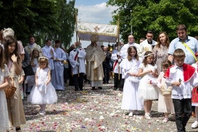 W uroczystość Najświętszego Ciała i Krwi Chrystusa Mszy Świętej w naszej Katedrze przewodniczył ks. proboszcz Krzysztof Gołąbek. Homilię wygłosił ks. Krzysztof Golas - wikariusz katedralny. Po zakończeniu liturgii wyruszyła procesja eucharystyczna do czterech ołtarzy rozmieszczonych wokół Katedry. fot. Joanna Prasoł