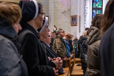 Liturgia Męki Pańskiej rozpoczęła się od procesji wejścia w zupełnej ciszy i gestu prostracji – pokornego padnięcia twarzą do ziemi głównego celebransa – Biskupa Rzeszowskiego Jana Wątroby. Drugim etapem nabożeństwa była Liturgia Słowa. Jej centrum stanowiła Męka Pańska w relacji wg św. Jana – odśpiewana przez ks. Juliana Wybrańca, kl. Dawida Piroga oraz kl. Karola Baraniewicza, z partiami tłumu wykonanymi przez Katedralny Chór Chłopięco-Męski Pueri Cantores Resovienses (tenory i basy), pod dyrekcją ks. dra Andrzeja Widaka we współpracy z Angelą Pacutą i Edytą Kotulą, dyrygentkami chóru.

W homilii bp Jan Wątroba zapraszał do odczytania na nowo sensu krzyża Jezusa i Jego Orędzia.

Trzecią częścią liturgii była adoracja krzyża. W pierwszej kolejności krzyż adorowali poprzez ucałowanie: Ksiądz Biskup, księża z Wyższego Seminarium Duchownego w Rzeszowie, księża katedralni oraz siostry zakonne. Następnie hołd krzyżowi oddali wszyscy wierni, wpatrując się w krzyż trzymany przez ks. Krzysztofa Gołąbka, proboszcza katedry.

Ostatnią częścią liturgii był obrzęd Komunii św. zakończony przeniesieniem Pana Jezusa w monstrancji do tzw. Bożego grobu. W tym roku dekoracja grobu nawiązuje do przeżywanego roku duszpasterskiego pt. „Wierzę w Kościół Chrystusowy”. Projekt autorstwa ks. Pawła Wójcika, wikariusza katedralnego, zachęca do pogłębienia relacji z Jezusem i jak wzywa napis umieszczony na grobie do „zakorzenienia w Kościele Chrystusa”.
fot. Joanna Prasoł 