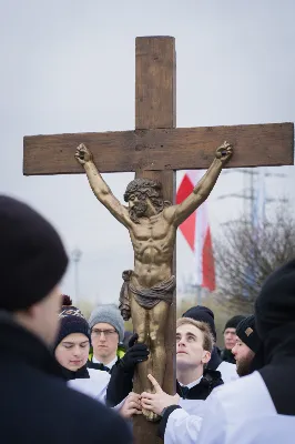 W Wielki Piątek (7 kwietnia) w Parku Papieskim odbyła się Droga Krzyżowa wprowadzająca w przeżywanie Liturgii Męki Pańskiej. Prowadzona była przez wspólnotę Wyższego Seminarium Duchownego w Rzeszowie pod przewodnictwem Biskupa Rzeszowskiego Jana Wątroby. W rozważaniach kolejnych stacji, ks. dr Mateusz Rachwalski, prefekt seminarium, zachęcał do życia zgodnie z nauką wypływającą z krzyża Chrystusowego.
fot. Małgorzata Ryndak