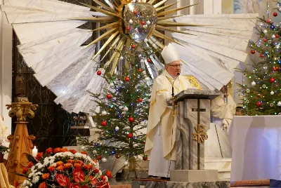 „Jesteśmy tutaj po to, aby spłacać dług wdzięczności wobec Pana Boga za żywą mowę, jaką kieruje do nas za pośrednictwem św. Józefa Sebastiana Pelczara” – mówił ks. Wiesław Szurek podczas Mszy św. w katedrze rzeszowskiej 19 stycznia 2019 r. z okazji uroczystości św. Józefa Sebastiana Pelczara, głównego patrona diecezji rzeszowskiej. Uczestnicy Mszy św. modlili się również za Pawła Adamowicza, zmarłego tragicznie prezydenta Gdańska, w dniu jego pogrzebu.  Mszy św. przewodniczył bp Edward Białogłowski. W koncelebrze uczestniczyli infułaci: ks. Stanisław Mac i ks. Wiesław Szurek oraz dwunastu duchownych. Ponadto podczas Eucharystii modlili się kapłani z Kapituły Katedralnej w Rzeszowie i jeden kanonik Kapituły Kolegiackiej w Kolbuszowej. Wśród świeckich zgromadzonych w katedrze były siostry ze Zgromadzenia Służebnic Najświętszego Serca Jezusowego, które założył św. Józef Sebastian Pelczar oraz władze Rzeszowa na czele z prezydentem Tadeuszem Ferencem.  Homilię wygłosił ks. Wiesław Szurek. „Jesteśmy tutaj po to, aby spłacać dług wdzięczności wobec Pana Boga za żywą mowę jaką kieruje do nas za pośrednictwem św. Józefa Sebastiana Pelczara” – mówił kaznodzieja. Z słów i działań św. Józefa Sebastiana Pelczara ks. Szurek przywołał między innymi te, które odnosiły się do Ojczyzny. „Jak mówią świadkowie życia bp. Pelczara, lubił często mówić, że zaraz po Bogu miłuje Ojczyznę, matkę, która rodzi i wychowuje” – mówił duchowny.  Kaznodzieja przypomniał historię „Świecy niepodległości” przekazanej kardynałom z Polski przez papieża Piusa IX w 1867 roku. „Ksiądz Pelczar, jako rzymski student mieszkający w Kolegium Polskim w Rzymie, był świadkiem jak przyjaciel Polaków, papież Pius IX, podarował kardynałom świecę z życzeniem, aby przywieźli ją do Warszawy dopiero wówczas, gdy Polska będzie wolna. I tak się stało. W 1920 r. bp Józef Sebastian Pelczar, wtedy jako senior Episkopatu Polski, został poproszony do Warszawy, aby dwa lata po odzyskaniu niepodległości, rozpalić płomień tej świecy” – mówił ks. Szurek.  Zwracając uwagę na aktywność bp. Pelczara, kaznodzieja podkreślił, że jego szeroko zakrojone działania miały solidny fundament w głębokiej duchowości. „Wielokierunkowa działalność bp. Pelczara nie była czczym aktywizmem, ale wyrastała z głębokiego życia wewnętrznego. (…) Jako człowiek, chrześcijanin, Polak, pasterz propagował życie duchowe głębokie i dawał jego przykład. Porównywał to życie do budowy domu, którego projektodawcą i budowniczym jest Jezus Chrystus, a człowiek wolnym i rozumnym współpracownikiem. Tworzywem i narzędziem jest łaska Boża poprzez modlitwę i znaki sakramentalnej bliskości z Eucharystią na czele. Taka budowa nie może się obyć bez solidnego oczyszczenia, bez powstania ze wszelkich przywar słabości i grzechów” – podkreślił infułat.  Na zakończenie Mszy św. bp Edward Białogłowski powiedział o kronice archidiecezji przemyskiej, w której są opisane wizytacje parafialne przeprowadzone przez bp. Pelczara. „Biskup podczas wizytacji, jeśli w parafii była synagoga i cerkiew, zawsze chciał się spotkać z miejscowym rabinem i proboszczem parafii greckokatolickiej. Choć nie odprawiali razem nabożeństwa, bp Pelczarowi bardzo zależało na tych spotkaniach, gdyż mówił, że tam gdzie w sercu ludzi jest Bóg i Jego miłość, można być spokojnym o teraźniejszość i przyszłość. Jeśli miłość zostaje wypędzona, człowiek staje się straszny. Strzeżmy miłości w naszych sercach” – zachęcił biskup.  Podczas Mszy św. śpiewał chór katedralny „Pueri Cantores Resovienses”.  Przed Mszą św. członkowie Kapituły Katedralnej uczestniczyli w nieszporach, którym przewodniczył ks. Marcin Pater, wikariusz parafii katedralnej. Hymny, antyfony i psalmy podczas nabożeństwa wykonał chór Wyższego Seminarium Duchownego w Rzeszowie.  fot. ks. Tomasz Nowak