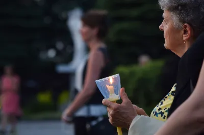 W czwartek 13 czerwca przeżywaliśmy uroczyste Nabożeństwo Fatimskie. Naszym modlitwom przewodniczył ks. Tadeusz Pindara. Kazanie wygłosił ks. Paweł Blat. O godz. 18.40 zostały przedstawione prośby i podziękowania do Matki Bożej Fatimskiej, w intencji których sprawowana była także Msza Święta. Po Mszy Świętej wyruszyła procesja z figurą Matki Bożej i relikwiami świętych Dzieci Fatimskich. Nabożeństwo zakończył Apel Jasnogórski. Dziękujemy parafii pw. Matki Bożej Częstochowskiej (Drabinianka) w Rzeszowie za przygotowanie liturgii oraz parafii pw. Miłosierdzia Bożego (Biała) za prowadzenie modlitwy różańcowej. fot. Joanna Prasoł 