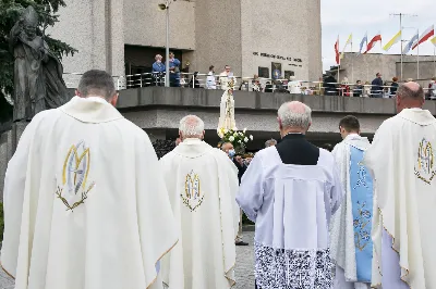 W poniedziałek 13 lipca przeżywaliśmy uroczyste Nabożeństwo Fatimskie. Naszym modlitwom przewodniczył o. Sebastian Chmiel, misjonarz kombonianin. O godz. 18.40 zostały przedstawione prośby i podziękowania do Matki Bożej Fatimskiej, w intencji których sprawowana była także Msza Święta. Po Mszy Świętej wyruszyła procesja z figurą Matki Bożej. Nabożeństwo zakończył Apel Jasnogórski. fot. Joanna Prasoł