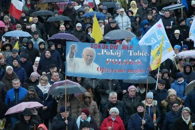 W Niedzielę Palmową (2 kwietnia 2023 r.) odbył się „Marsz modlitewny ze św. Janem Pawłem II”, który rozpoczął się przy Kościele akademickim pw. Św. Jadwigi Królowej. Wśród osób biorących udział w wydarzeniu obecni byli m. in.: Ewa Leniart, wojewoda podkarpacki, Marcin Warchoł, sekretarz stanu w Ministerstwie Sprawiedliwości, a także władze lokalne, samorządowcy, służby mundurowe, przedstawiciele instytucji, szkół, fundacji, stowarzyszeń katolickich, a także kapłani i siostry zakonne.
Uczestnicy udali się do katedry rzeszowskiej, gdzie następnie odbyła się Eucharystia, której przewodniczył bp Jan Wątroba. W liturgii wzięli udział także: abp Edward Nowak, bp Edward Białogłowski, bp Kazimierz Górny, ks. infułat Wiesław Szurek i 25 kapłanów.
W homilii bp Wątroba mówił m. in., iż „ze smutkiem obserwujemy, jak wielu atakuje osobę i nauczanie św. Papieża, powtarzając nieuzasadnione i bezpodstawne oskarżenia i zniewagi. A jeszcze niedawno szczycili się i powoływali na osobiste spotkania, wspólne fotografie, cytowali wypowiedzi. Równie smutne jest to, że czynią to swoi, rodacy. W żadnym innym narodzie nie ma takich złośliwości, agresji i ataków na pamięć o św. Janie Pawle II. Tym bardziej potrzeba naszej jedności i solidarności w przypominaniu Jego świadectwa, Jego słów, gestów i trwałych dzieł”.
„Módlmy się i my za tych, którzy chcą zniszczyć pamięć i dobre imię św. Jana Pawła II, by Pan dał im łaskę opamiętania. A sami z tym większą gorliwością realizujmy program, który nam zostawił w swoim testamencie św. Jan Paweł II Wielki” – zachęcał biskup rzeszowski.
Po Mszy św. wierni wraz z biskupami przeszli do Parku Papieskiego. Tam, modlono się pod pomnikiem św. Jana Pawła II, gdzie złożono kwiaty, zapalono znicze, a także odśpiewano Apel Jasnogórski poprzedzony wspomnieniami o św. Janie Pawle II, które wypowiedział ks. Stanisław Słowik. Modlitwę zakończył śpiew „Barki”. 