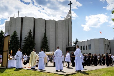 W uroczystość Najświętszego Ciała i Krwi Chrystusa Mszy Świętej w naszej Katedrze przewodniczył ks. proboszcz Krzysztof Gołąbek. Homilię wygłosił ks. Krzysztof Golas - wikariusz katedralny. Po zakończeniu liturgii wyruszyła procesja eucharystyczna do czterech ołtarzy rozmieszczonych wokół Katedry. fot. Joanna Prasoł