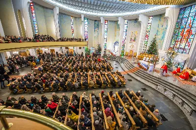 26 grudnia o godz. 12.00 Mszy Świętej w naszej Katedrze przewodniczył Ks. Bp Edward Białogłowski. Podczas Mszy Świętej śpiewał chór katedralny Pueri Cantores Resovienses. Po Mszy Świętej Ksiądz Biskup wraz z chórzystami dzielili się opłatkiem. fot. Fotografiarzeszow