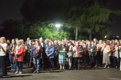 "Gwiazdo śliczna, wspaniała, o fatimska Maryja! Do Ciebie się uciekamy, o Maryjo, Maryjo!" Słowami tej pieśni licznie zgromadzeni w katedralnej świątyni wierni rozpoczęli kolejne w tym roku uroczyste nabożeństwo fatimskie. Wrześniowej modlitwie przewodniczyła parafia pw. Św. Michała Archanioła w Rzeszowie. Wielu parafian przybyło do Katedry w pieszej pielgrzymce pod przewodnictwem księdza Czesława Matuły. Przed Mszą Świętą, przy figurze Pani Fatimskiej, dk. Marcin Murawski odczytał liczne prośby i podziękowania do Matki Bożej. Uroczystej Eucharystii przewodniczył oraz Słowo Boże wygłosił proboszcz parafii pw. Św. Michała Archanioła w Rzeszowie - ks. Michał Bator. Kaznodzieja ukazał wartość i moc modlitwy. Za wzór postawił setnika, który spotyka się z czułym Jezusem. Tak jak Bóg znał potrzeby setnika, tak samo zna i nasze potrzeby i problemy. Jednak, jak przypomniał ks. Michał, każdy z nas musi przyjąć postawę setnika: uznać swój grzech i swoją niemoc. Wtedy Bóg będzie mógł działać w naszym życiu. W dalszej części homilii kaznodzieja przypomniał sylwetkę błogosławionej matki Elżbiety Czackiej, będącej dla nas wzorem cierpliwości i oczekiwania. Potrzebujemy czasu, aby łaska Boża przemieniła nasze serce – przypomniał kaznodzieja. Ta cierpliwość pomaga odkrywać Boży plan na nasze życie. Po zakończeniu Eucharystii wszyscy zgromadzeni wyruszyli w procesji różańcowej z figurą Matki Bożej Fatimskiej oraz relikwiami błogosławionych Hiacynty i Franciszka. Wierni prosili, aby Boże słowo wypełniało się w ich codzienności. Tej części nabożeństwa przewodniczył ks. Jakub Oczkowicz wraz z przedstawicielami parafii pw. Św. Michała Archanioła. Wspólną modlitwę zakończyło odśpiewanie Apelu Jasnogórskiego oraz adoracja Najświętszego Sakramentu. Na koniec ks. Krzysztof Gołąbek – proboszcz Katedry, dziękując wszystkim za obecność i wspólne czuwanie przy Matce Bożej, zaprosił na ostatnie w tym roku, październikowe nabożeństwo fatimskie.  fot. Małgorzata Ryndak