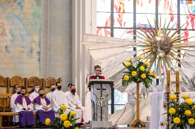 W czwartek 5 listopada o godz. 11.00 Mszą Świętą pogrzebową pożegnaliśmy śp. ks. inf. Stanisława Maca - pierwszego proboszcza i budowniczego Rzeszowskiej Katedry, byłego prepozyta Kapituły Katedralnej i długoletniego dziekana dekanatu Rzeszów – Katedra.  Mszy Świętej przewodniczył bp Jan Wątroba, homilię wygłosił ks. Stanisław Potera. W koncelebrze uczestniczył bp Stanisław Jamrozek - biskup pomocniczy przemyski i ok. 50 księży. fot. Dariusz Kamiński Fotografiarzeszow