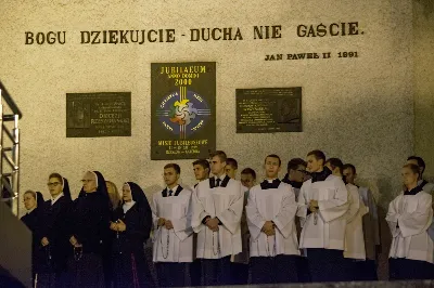 W niedzielę 13 października przeżywaliśmy uroczyste Nabożeństwo Fatimskie z udziałem WSD w Rzeszowie. Mszy Świętej przewodniczył i homilię wygłosił ks. Krystian Winiarski - prefekt WSD. O godz. 18.40 zostały przedstawione prośby i podziękowania do Matki Bożej Fatimskiej, w intencji których sprawowana była także Msza Święta. Po Mszy Świętej wyruszyła procesja z figurą Matki Bożej i relikwiami świętych Dzieci Fatimskich. Nabożeństwo zakończył Apel Jasnogórski. fot. ks. Tomasz Nowak, Joanna Prasoł