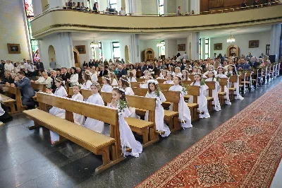 Maj to dla wielu najpiękniejszy miesiąc w roku. W liturgii Kościoła szczególnie wtedy czcimy Maryję oraz radujemy się ze Zmartwychwstania Pańskiego. W niedzielę 8 maja w naszej Katedrze dzieci z klas III doświadczyły równie wielkiej radości po raz pierwszy w pełni uczestnicząc we Mszy Świętej. To niezwykłe spotkanie z Chrystusem w Komunii Świętej zostało poprzedzone przygotowaniem poprzez katechezy w szkole i spotkania w parafii, a także spowiedzią. Poprzez niedzielne Eucharystie o godz. 12.00 i 13.30 celebrowane przez ks. Krzysztofa Gołąbka, proboszcza naszej Katedry, 88 dzieci rozpoczęło wielką przygodę z Jezusem ukrytym w Najświętszym Sakramencie. Towarzyszyli im rodzice, którzy wraz ze swoimi dziećmi przygotowywali się do tego wydarzenia, a także najbliższa rodzina. Posługę w liturgii Mszy Świętej pełniły dzieci pierwszokomunijne oraz ich rodzice.
Wielka radość serc dzieci komunijnych promieniowała na wszystkich uczestników Mszy Świętej i przypominała zebranym na liturgii, że spotkanie z Jezusem Eucharystycznym to przywilej i wielkie szczęście. Czas tej wielkiej radości został przedłużony przez „Biały Tydzień”, w którym dzieci uczestniczyły w wieczornej Eucharystii, przyjmując Jezusa do swoich serc. 

Wszystkim dzieciom, które w tym roku przeżywały swoją Pierwszą Komunię Świętą, życzymy, aby nie gasł w nich zapał do poznawania Jezusa i Jego nauki, a radość, jaka towarzyszyła tym dniom, była nieodłączną towarzyszką ich spotkań z Jezusem w Eucharystii. A s. Julicie i ks. Julianowi dziękujemy za serce włożone w przygotowanie dzieci do tego wielkiego wydarzenia.

fot. Paweł Styka