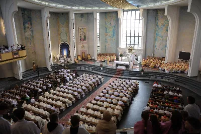 „Eucharystia powinna nas prowadzić do odkrycia kapłańskiej misji Ludu Bożego, kapłańskiej misji każdego z nas” – powiedział Biskup Rzeszowski podczas Mszy Wieczerzy Pańskiej, której przewodniczył w katedrze rzeszowskiej w Wielki Czwartek, 2 kwietnia 2026 r.
Podczas uroczystej liturgii Wielkiego Czwartku w katedrze rzeszowskiej, której przewodniczył bp Jan Wątroba, wierni zostali zaproszeni do refleksji nad tajemnicą Eucharystii, kapłaństwa oraz powołania całego Ludu Bożego do udziału w misji Chrystusa. Na zakończenie homilii biskup zachęcił do szczególnej modlitwy za kapłanów, zwłaszcza tych przeżywających trudności i kryzysy. „Panie Jezu, dobry pasterzu i towarzyszu wędrówki, dziś powierzamy Ci wszystkich kapłanów, ale zwłaszcza tych, którzy przechodzą chwilę kryzysu” – powiedział Biskup Rzeszowski. Wezwał także wspólnotę wiernych do troski o kapłanów poprzez modlitwę, życzliwość i wsparcie.
Wielkoczwartkowa liturgia w katedrze rzeszowskiej stała się nie tylko dziękczynieniem za dar Eucharystii i kapłaństwa, ale także wezwaniem do odnowienia świadomości odpowiedzialności każdego wiernego za życie Kościoła i świadectwo wiary w świecie. fot. ks. Jakub Oczkowicz