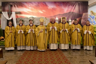 3 kwietnia 2021 r. bp Jan Wątroba przewodniczył liturgii Wigilii Paschalnej w naszej Katedrze. Podczas Mszy Świętej cztery osoby: Patrycja Dominika, Bartłomiej, Dawid Mateusz i Olech przyjęli sakrament chrztu, bierzmowania i Eucharystii.  Neofici przygotowywali się do przyjęcia sakramentów wtajemniczenia chrześcijańskiego w Diecezjalnym Centrum Katechumenatu Dorosłych, które mieści się przy parafii Miłosierdzia Bożego w Rzeszowie (ul. Kardynała K. Wojtyły 114) . Przygotowanie rozpoczyna się we wrześniu i trwa do uroczystości Zesłania Ducha Świętego. Centralnym wydarzeniem formacji jest Wigilia Paschalna, podczas której katechumeni przyjmują sakrament chrztu, bierzmowania i Eucharystii.  fot. Joanna Prasoł 