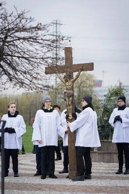 W Wielki Piątek (7 kwietnia) w Parku Papieskim odbyła się Droga Krzyżowa wprowadzająca w przeżywanie Liturgii Męki Pańskiej. Prowadzona była przez wspólnotę Wyższego Seminarium Duchownego w Rzeszowie pod przewodnictwem Biskupa Rzeszowskiego Jana Wątroby. W rozważaniach kolejnych stacji, ks. dr Mateusz Rachwalski, prefekt seminarium, zachęcał do życia zgodnie z nauką wypływającą z krzyża Chrystusowego.
fot. Małgorzata Ryndak