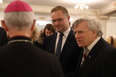 W liturgiczne wspomnienie św. Jana Apostoła (27 grudnia) w katedrze rzeszowskiej celebrowano Eucharystię, której przewodniczył bp Jan Wątroba. Mszę św. koncelebrował abp Edward Nowak, bp Edward Białogłowski, a także ok. 60 kapłanów, którzy wraz z przedstawicielami wspólnot, stowarzyszeń i instytucji modlili się w intencji Biskupa Rzeszowskiego z okazji jego imienin.
Homilię wygłosił ks. Janusz Kosior, proboszcz parafii pw. św. Jadwigi Królowej w Rzeszowie.
Na zakończenie Mszy św. bp Jan Wątroba podziękował za modlitwę i życzenia. 
fot. ks. Jakub Oczkowicz
