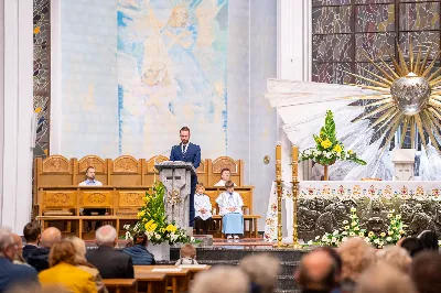 Ponad 100 lat temu, w roku 1917 r. w Fatimie, Matka Boża każdego 13. dnia miesiąca od maja do października objawiała się trójce dzieci: Łucji, Hiacyncie i Franciszkowi. Prosiła ich wówczas o odmawianie modlitwy różańcowej w intencji pokoju na świecie i nawrócenia grzeszników. Wzorem tych wydarzeń w wielu parafiach w Polsce i na świecie prowadzone są nabożeństwa fatimskie. Nie inaczej jest w rzeszowskiej katedrze, gdzie 13 października zakończono cykl tegorocznych spotkań modlitewnych przy figurze Pani Fatimskiej. Wieczór fatimski rozpoczął się o godz. 18:40 odczytaniem próśb i podziękowań do Matki Bożej Fatimskiej. Wcześniej wierni mogli skorzystać z sakramentu pokuty. O godz. 19:00 odprawiono uroczystą Mszę Świętą, której przewodniczył ks. Andrzej Szpaczyński – ojciec duchowny w Wyższym Seminarium Duchownym w Rzeszowie. Wygłosił on także homilię, w której nawiązał do liturgii słowa z dnia, przyrównując ją do myślenia współczesnego człowieka. „Jezus mówi do nas «Kto nie jest ze mną, jest przeciwko mnie». Można pomyśleć: jestem teraz w kościele, modlę się, spowiadam, przyjmuję sakramenty, ale czy rzeczywiście jestem z Jezusem czy tylko z Nim bywam? Czy jestem w Jego obecności cały czas czy jedynie bywam z Nim przez pewne chwile w ciągu dnia? Być z Jezusem to być po Jego stronie, mieć podobne myślenie, jak On, które przejawia się w czynach, podejmowanych decyzjach, a także w patrzeniu na drugiego. To wiara jest filtrem, który pozwala zobaczyć w drugim człowieku nie przeciwnika, ale brata – nawet jeśli jest on inny lub myśli inaczej. Wiara może pomagać wchodzić z nim w relację. Warto zadać sobie pytanie: czy mam w sobie ten filtr, ten sposób patrzenia, dzięki któremu jestem po stronie Jezusa?”. Następnie celebrans przywołał wydarzenia z portugalskiego miasteczka: „Choć nie jesteśmy świadkami cudu słońca, który zobaczył dziesięciotysięczny tłum 13 października 1917 w Fatimie, to słyszymy dzisiaj wezwanie do nawrócenia i pokuty. Każdy z nas jest wezwany, by się nawracać. Być może nawróceniu powinno ulec nasze spojrzenie na innych, by zobaczyć w nich dobro, a na świat patrzeć z wiarą”. Mszę Świętą koncelebrowali ks. Bogusław Babiarz – dyrektor administracyjny WSD w Rzeszowie, ks. Krzysztof Gołąbek – proboszcz parafii katedralnej oraz ks. Michał Rurak – katedralny wikariusz. Posługę w czasie liturgii pełnili alumni rzeszowskiego seminarium, którzy wraz z diakonem Łukaszem prowadzili także modlitwę różańcową z rozważaniami opartymi o historię błogosławionej rodziny Ulmów. Korzystając z ciepłej, jesiennej pogody po zakończonej Mszy Świętej odbyła się procesja na placu przed świątynią z figurą Pani Fatimskiej. Wierni z świecami w rękach zawierzali siebie, swoje rodziny i wszelkie troski w modlitwie różańcowej. Duchowo łączyli się z nimi słuchacze katolickiego radia VIA, które transmitowało całe nabożeństwo. Przed wyśpiewaniem Apelu Jasnogórskiego ks. Krzysztof, proboszcz parafii katedralnej, podsumował tegoroczne nabożeństwa fatimskie, dziękując wiernym za uczestnictwo w uwielbieniu Boga za przyczyną Pani Fatimskiej. W sposób szczególny podziękowania skierował do braci alumnów z roku propedeutycznego, życząc, aby modlitwa przy figurze Matki Bożej z Fatimy umacniała rozeznawanie drogi ich powołania. Wyrazy wdzięczności popłynęły w stronę kapłanów z dekanatu Rzeszów-Katedra, sióstr zakonnych, orkiestry pod batutą Tadeusza Cielaka, która uświetniała każde z tegorocznych nabożeństw oraz słuchaczy katolickiego radia VIA. Do godz. 22:00 w świątyni trwała adoracja Najświętszego Sakramentu, w której wierni licznie uczestniczyli. Od listopada do kwietnia 13. dnia miesiąca w świątyni katedralnej prowadzona jest modlitwa różańcowa przy figurze Matki Bożej Fatimskiej o godz. 17:30. Niech wezwanie Maryi do codziennej modlitwy różańcowej przyświeca nam nie tylko w październiku i przy okazji nabożeństw fatimskich, ale każdego dnia. 
tekst: Angelika Karnasiewicz 
fot. Jola Warchoł