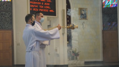 W niedzielę 28.02.2021 r. podczas Mszy Świętej o godz. 12.00 bp Edward Białogłowski udzielił Sakramentu Bierzmowania młodzieży z kl. VIII.  fot. Małgorzata Ryndak