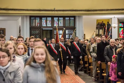 Uroczystość Chrystusa Króla to także święto Akcji Katolickiej i KSM-u. Centralnej uroczystości w Katedrze przewodniczył biskup diecezjalny Jan Wątroba. Eucharystię koncelebrowało 25 księży, wśród nich ks. Stanisław Potera – asystent diecezjalny AK i ks. Tomasz Ryczek – asystent diecezjalny KSM. Po wyznaniu wiary 88 młodych osób złożyło przyrzeczenie Katolickiego Stowarzyszenia Młodzieży. Obrzęd przyrzeczenia prowadził Paweł Grodzki – prezes KSM Diecezji Rzeszowskiej. Ceremonia zakończyła się odśpiewaniem hymnu KSM i zawołaniem: „Przez cnotę, naukę i pracę, służyć Bogu i Ojczyźnie, Gotów!”

Po Komunii św. bp Jan Wątroba, razem z ks. Stanisławem Poterą, wręczył nominacje 20 nowym prezesom oddziałów parafialnych Akcji Katolickiej. Krótkie przemówienia wypowiedzieli kolejno: Jeremi Kalkowski – prezes Zarządu Diecezjalnego Instytutu AK i Paweł Grodzki.

Po Komunii św. wszyscy zebrani uklękli przed Najświętszym Sakramentem. Biskup Ordynariusz odczytał Jubileuszowy Akt Przyjęcia Jezusa Chrystusa za Króla i Pana.

Po Mszy św. bp Jan Wątroba wręczył odznaki i legitymacje nowym członkom KSM.

fot. Fotografiarzeszow