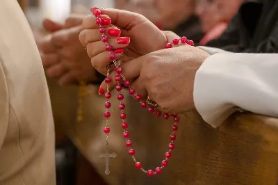 Wrześniowe nabożeństwo fatimskie, będące odpowiedzią na wezwanie Maryi do modlitwy i pokuty, odbyło się w ubiegły wtorek, 13 dnia miesiąca. Tym razem w Katedrze Rzeszowskiej zostało przygotowane przez parafie św. Michała Archanioła oraz św. Jadwigi Królowej.
Nabożeństwo rozpoczęło się odczytaniem próśb i podziękowań do Matki Bożej Fatimskiej, w intencji których następnie sprawowana była Msza Święta. Uroczystej, koncelebrowanej liturgii przewodniczył ks. Tomasz Gałuszka – wikariusz parafii św. Jadwigi.
Słowo Boże wygłosił ks. Grzegorz Kot – Diecezjalny Duszpasterz Trzeźwości i Osób Uzależnionych. Nawiązał do liturgii słowa z dnia, podkreślając trafne powiązanie z Tajemnicą Fatimską. „Niejedna matka dzisiaj płacze, jak owa kobieta z Nain, nad śmiercią swojego dziecka. Niejedna matka płacze, patrząc na pogubienie swojego dziecka – że życie mu nie wychodzi, że się poplątało, że nie chodzi do kościoła, nie modli się. Ową matką jest również Kościół, który płacze, kiedy się gubimy, kiedy w naszym sercu zaczyna kiełkować grzech i zaczynamy odchodzić. Trzeba nam stanąć w prawdzie i uderzyć się we własne piersi – i po to tu jesteśmy, aby modlitwą różańcową złożyć zadośćuczynienie za grzechy swoje i całego świata”.
„To nabożeństwo winno nas wprowadzać w osobistą retrospekcję, rachunek sumienia – czy oby jestem bratem dla brata? Bo może w moje serce wkradło się porównywanie, osądzanie, obmowa wobec tych, którzy się pogubili na drogach swojego życia” – mówił dalej ks. Grzegorz.
Kaznodzieja zachęcał do odpowiedzi na wołanie Matki Bożej w Fatimie i porzucenie obaw, strachu i niepewności. „Może nam się wydawać, gdyby Bóg na naszych oczach dotknął trumny, kogoś wskrzesił, byłoby nam łatwiej wierzyć. Nic bardziej mylnego. Wystarczy zerknąć na Łazarza i bogacza, wołającego: Ojcze Abrahamie, poślij kogoś z umarłych do żyjących, a na pewno uwierzą. Poślij kogoś. Bóg posyła Matkę do dzieci w Fatimie, a idąc dalej – posyła dzieci. O co prosi Matka Boża w Fatimie? O pokutę i różaniec. Trzecia Tajemnica Fatimska może przerażać, ale tych, co wierzą, nie powinna. Jeżeli w Twoim sercu jest wiara, nie stanie ci się krzywda”.
Po zakończonej liturgii Mszy Świętej wierni polecali swoje intencje w modlitwie różańcowej przy figurze Matki Bożej Fatimskiej. Modlitwę prowadzili ks. Rafał Kłos (wikariusz parafii św. Michała Archanioła) oraz diakoni. Ze względu na trwający remont schodów zrezygnowano z procesji. Nabożeństwo zakończono odśpiewaniem Apelu Jasnogórskiego o godz. 21.00. Następnie jeszcze przez godziną trwała indywidualna adoracja Najświętszego Sakramentu.
Posługę muzyczną podjął chór Michael z parafii św. Michała Archanioła w Rzeszowie oraz orkiestra dęta prowadzona przez p. Tadeusza Cielaka. Obecne były także poczty sztandarowe, przedstawiciele Rycerzy Kolumba i Bractwa św. Michała Archanioła.
Ostatnie w tym roku nabożeństwo fatimskie odbędzie się 13 października. W Katedrze Rzeszowskiej będzie prowadzone przez Wyższe Seminarium Duchowne w Rzeszowie.

fot. Joanna Prasoł 