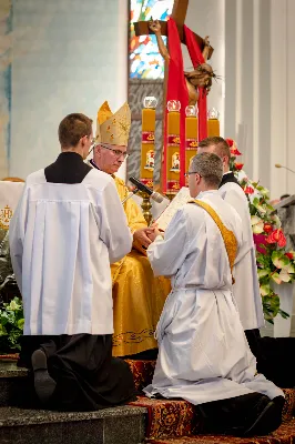 „Na swoje życie i swoje kapłaństwo trzeba popatrzeć w świetle Bożej miłości. Inaczej go nie pojmiemy ani my, ani ci, którzy będą na nas patrzeć” – mówił bp Jan Wątroba podczas Mszy św. z udzieleniem święceń prezbiteratu. 4 czerwca 2022 r. w kościele katedralnym jedenastu diakonów diecezji rzeszowskiej przyjęło sakrament kapłaństwa.
Do grona neoprezbiterów diecezji rzeszowskiej należą: ks. Sebastian Bełz z parafii w Nienadówce, ks. Krzysztof Lampart z parafii w Rudnej Wielkiej, ks. Mateusz Łachmanek z parafii w Lipinkach, ks. Karol Migut z parafii w Jasionce, ks. Marcin Murawski z parafii katedralnej w Rzeszowie, ks. Adrian Pazdan z parafii w Zagorzycach, ks. Tomasz Sienicki z parafii w Bieździedzy, ks. Dominik Świeboda z parafii w Palikówce, ks. Piotr Wąsacz z parafii bł. Władysława Findysza w Rzeszowie, ks. Mateusz Wojtuń z parafii w Święcanach oraz ks. Wiktor Zoła z parafii w Cieklinie.
Mszy św. przewodniczył i święceń udzielił bp Jan Wątroba. Eucharystię koncelebrowało około osiemdziesięciu księży, m.in: przełożeni Wyższego Seminarium Duchownego w Rzeszowie oraz proboszczowie i wikariusze z parafii rodzinnych neoprezbiterów. W Mszy św. uczestniczył abp Edward Nowak, bp Kazimierz Górny i bp Edward Białogłowski.
Zebranych w kościele katedralnym powitał ks. Krzysztof Gołąbek, proboszcz parafii.
W homilii bp Jan Wątroba nawiązał do słów z Ewangelii według św. Jana w których Chrystus tłumaczy co to znaczy być dobrym pasterzem. „Być kapłanem w Kościele Chrystusowym to znaczy mieć udział w Jego pasterskiej misji i stale upodabniać się do Dobrego Pasterza, który zna owce, karmi je, broni i jest gotów oddać życie dla ich dobra” – mówił hierarcha.
Po homilii odbył się obrzędy święceń: przyrzeczenie czci i posłuszeństwa Biskupowi Ordynariuszowi, Litania do Wszystkich Świętych podczas której kandydaci leżeli krzyżem, nałożenie rąk, modlitwa święceń oraz namaszczenie rąk krzyżmem i wręczenie chleba i wina. Podczas Liturgii Eucharystycznej nowo wyświęceni po raz pierwszy wyciągnęli dłonie nad chlebem i winem wypowiadając słowa konsekracji.
Na zakończenie Mszy św. ks. Tomasz Sienicki, podziękował w imieniu nowo wyświęconych wszystkim, którzy przyczynili się do przygotowania ich do kapłaństwa. Słowa wdzięczności, m.in. przełożonym Wyższego Seminarium Duchownego w Rzeszowie i rodzicom neoprezbiterów, wypowiedział bp Jan Wątroba. 
W drodze do zakrystii neoprezbiterzy zatrzymali się przy figurze Matki Bożej Fatimskiej zawierzając swoje kapłaństwo Matce Bożej.
W niedzielę, 5 czerwca, w Uroczystość Zesłania Ducha Świętego, neoprezbiterzy będą sprawować w swoich rodzinnych parafiach uroczyste Msze św. prymicyjne, a w najbliższych tygodniach otrzymają skierowania do parafii.

Fot. ks. Jakub Nagi oraz biala-wrona.pl
