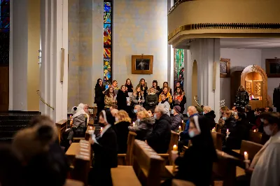 Mszy Świętej w święto Ofiarowania Pańskiego przewodniczył bp Jan Wątroba. W Eucharystii z okazji Dnia Życia Konsekrowanego uczestniczyli przedstawiciele sióstr i braci zakonnych, pustelnic, dziewic i wdów konsekrowanych oraz członków instytutów świeckich. Eucharystię koncelebrował ks. Stanisław Kamiński, wikariusz biskupi ds. zakonnych, a także 8 kapłanów. Homilię wygłosił bp Jan Wątroba. Śpiew podczas Mszy Świętej prowadziła Katedralna Schola Liturgiczna pod kierunkiem ks. Juliana Wybrańca przy akompaniamencie organowym Wiesława Siewierskiego. Fot. Paulina Lęcznar