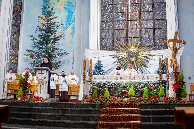 „Nasza wdzięczność jest szczególna wobec osób konsekrowanych za ich czytelne świadectwo wiary i za to, że żyjąc wiarą na co dzień ukazują chrystusowy styl życia” – mówił biskup Jan Wątroba podczas Mszy św. w katedrze rzeszowskiej w święto Ofiarowania Pańskiego. W Eucharystii, z okazji swojego święta patronalnego, uczestniczyły osoby konsekrowane posługujące w diecezji rzeszowskiej.
Mszy św. w katedrze rzeszowskiej przewodniczył bp Jan Wątroba, który modlił się w intencji osób konsekrowanych, przeżywających w święto Ofiarowania Pańskiego (02.02.) swoje święto patronalne. Eucharystię koncelebrował ks. Stanisław Kamiński, wikariusz biskupi ds. zakonnych, a także 9 kapłanów.
Na początku Mszy św. ks. Stanisław Kamiński powitał zebranych i wprowadził w przeżywaną liturgię. Następnie odbył się obrzęd błogosławieństwa świec i procesja z dolnego kościoła do głównej części katedry rzeszowskiej
Homilię wygłosił bp Jan Wątroba, który w pierwszej części, odnosząc się do przeżywanego święta, nawiązał do postawy Matki Najświętszej i św. Józefa. „Maryja uczy nas, że wierność Bogu oznacza wypełnianie prawa Bożego. Ona wypełniła wszystko bez wyjątku. Choć sama nie potrzebowała oczyszczenia, pozostała jednak posłuszna prawu. Skromna, prosta, uboga kobieta, poddana Bogu. W postawie Maryi i Józefa można dostrzec piękną lekcję dla rodziców i wychowawców. Rodzice powinni przedstawiać, czyli zawierzać swoje dzieci Panu Bogu. To jest gest wdzięczności wobec Stwórcy, a także znak wielkiej pokory wobec niełatwej misji rodzicielskiej i wychowawczej. Pełny rozwój człowieka dokonuje się dzięki Bożej łasce, a rodzice powinni się czuć narzędziem Bożej łaski, dlatego powinni często błogosławić swoje dzieci, modlić się za nie i z nimi oraz wciąż na nowo zawierzać je Panu Bogu” – mówił bp Wątroba.
Biskup Rzeszowski odnosząc się do obchodzonego Dnia życia konsekrowanego powiedział: „Trzy elementy wspólnoty: słowo, wierność i otwarcie na Ducha Świętego stanowią istotę życia każdej osoby konsekrowanej. Rozważać słowo Boże, trwać wiernie na modlitwie i być otwartym na to, co Duch Święty chce nam powiedzieć, to wypełnić powołanie do życia konsekrowanego, a jednocześnie wyznać wiarę w Kościół Chrystusowy. Nasza wdzięczność jest szczególna wobec osób konsekrowanych za ich czytelne świadectwo wiary i za to, że żyjąc wiarą na co dzień ukazują chrystusowy styl życia. Towarzyszą nam przez swoją pełną zatroskania miłosierną obecność, ale także przez milczącą obecność przepełnioną modlitwą w intencjach Kościoła, świata, a także poszczególnych osób i wspólnot”.
Po homilii osoby konsekrowane zgromadzone w katedrze odnowiły swoje przyrzeczenia.
Na zakończenie liturgii s. Agata Jakieła CSFN, referentka diecezjalna ds. życia konsekrowanego, podziękowała bp. Janowi Wątrobie za przewodniczenie liturgii i modlitwę w intencji osób życia konsekrowanego.
W Eucharystii w rzeszowskiej katedrze uczestniczyło prawie 100 osób życia konsekrowanego, a pośród nich ojcowie i bracia zakonni, siostry zakonne, wdowy i dziewice konsekrowane oraz członkowie instytutów świeckich. Śpiewy podczas liturgii wykonała Katedralna Schola Liturgiczna pod dyrekcją ks. Juliana Wybrańca, a przy organach zasiadł katedralny organista – Wiesław Siewierski. 

fot. Jola Warchoł
