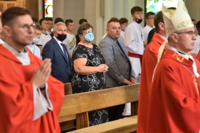 Mszą Świętą w naszej Katedrze rozpoczęły się XVI Mistrzostwa Polski Liturgicznej Służby Ołtarza w piłce nożnej o puchar „KnC”. W rozgrywkach 28 i 29 lipca 2021 r. weźmie udział 72 drużyny z 20 diecezji i 2 prowincji zakonnych. Zawody odbywają się ku pamięci śp. ks. Tomasza Blicharza.  Eucharystii przewodniczył bp Jan Wątroba. Mszę św. koncelebrowało ponad 40 księży – głównie opiekunowie drużyn sportowych z różnych diecezji. W Eucharystii uczestniczyła Stanisława Blicharz i Marcin Blicharz, mama i brat ks. Tomasz Blicharza, któremu dedykowany jest tegoroczny turniej (ks. Blicharz był przez wiele lat duszpasterzem Liturgicznej Służby Ołtarza Diecezji Rzeszowskiej, a także inicjatorem i głównym organizatorem poprzednich edycji mistrzostw LSO, które odbyły się w Rzeszowie w 2016 i 2018 r. Zmarł 17 października 2020 r. w wieku 39 lat). Po Mszy św. sportowcy z Liturgicznej Służby Ołtarza rozjechali się do czterech hal sportowych i na 8 Orlików na terenie Rzeszowa, Łąki, Trzebowniska i Tyczyna.  W zawodach uczestniczy 72 drużyny z 20 diecezji i 2 prowincji zakonnych w Polsce – jest to blisko 800 sportowców. Rywalizacja odbywa się w trzech kategoriach wiekowych: ministrant (roczniki urodzenia 2009-2013), lektor młodszy (2005-2008) i lektor starszy (2000-2004).  Diecezje rzeszowską reprezentują parafie: Gorlice (pw. Narodzenia NMP) i Rzeszów (pw. Bożego Ciała) w kategorii ministrant; Górno, Łowisko i Błażkowa w kategorii lektor młodszy oraz Zaczernie, Cmolas, Hermanowa, Rzeszów (pw. św. Mikołaja) i Tarnowiec w kategorii lektor starszy.  W poniedziałek, 28 czerwca zostaną rozegrane eliminacje. Drugi dzień zawodów również rozpocznie się Mszą św. w rzeszowskiej katedrze – Eucharystii będzie przewodniczył bp Edward Białogłowski. Ceremonię wręczenia nagród i zakończenia przewidziano na godz. 15.00 w Hali Sportowej Młodzieżowego Ośrodka Socjoterapii przy ul. Miłocińskiej w Rzeszowie.  Głównym organizatorem turnieju jest miesięcznik „KnC” – „Króluj nam Chryste”. Gospodarzami są: Diecezja Rzeszowska i Liturgiczna Służba Ołtarza Diecezji Rzeszowskiej.  Tekst i zdjęcia: ks. Tomasz Nowak 