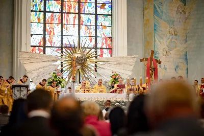 „Na swoje życie i swoje kapłaństwo trzeba popatrzeć w świetle Bożej miłości. Inaczej go nie pojmiemy ani my, ani ci, którzy będą na nas patrzeć” – mówił bp Jan Wątroba podczas Mszy św. z udzieleniem święceń prezbiteratu. 4 czerwca 2022 r. w kościele katedralnym jedenastu diakonów diecezji rzeszowskiej przyjęło sakrament kapłaństwa.
Do grona neoprezbiterów diecezji rzeszowskiej należą: ks. Sebastian Bełz z parafii w Nienadówce, ks. Krzysztof Lampart z parafii w Rudnej Wielkiej, ks. Mateusz Łachmanek z parafii w Lipinkach, ks. Karol Migut z parafii w Jasionce, ks. Marcin Murawski z parafii katedralnej w Rzeszowie, ks. Adrian Pazdan z parafii w Zagorzycach, ks. Tomasz Sienicki z parafii w Bieździedzy, ks. Dominik Świeboda z parafii w Palikówce, ks. Piotr Wąsacz z parafii bł. Władysława Findysza w Rzeszowie, ks. Mateusz Wojtuń z parafii w Święcanach oraz ks. Wiktor Zoła z parafii w Cieklinie.
Mszy św. przewodniczył i święceń udzielił bp Jan Wątroba. Eucharystię koncelebrowało około osiemdziesięciu księży, m.in: przełożeni Wyższego Seminarium Duchownego w Rzeszowie oraz proboszczowie i wikariusze z parafii rodzinnych neoprezbiterów. W Mszy św. uczestniczył abp Edward Nowak, bp Kazimierz Górny i bp Edward Białogłowski.
Zebranych w kościele katedralnym powitał ks. Krzysztof Gołąbek, proboszcz parafii.
W homilii bp Jan Wątroba nawiązał do słów z Ewangelii według św. Jana w których Chrystus tłumaczy co to znaczy być dobrym pasterzem. „Być kapłanem w Kościele Chrystusowym to znaczy mieć udział w Jego pasterskiej misji i stale upodabniać się do Dobrego Pasterza, który zna owce, karmi je, broni i jest gotów oddać życie dla ich dobra” – mówił hierarcha.
Po homilii odbył się obrzędy święceń: przyrzeczenie czci i posłuszeństwa Biskupowi Ordynariuszowi, Litania do Wszystkich Świętych podczas której kandydaci leżeli krzyżem, nałożenie rąk, modlitwa święceń oraz namaszczenie rąk krzyżmem i wręczenie chleba i wina. Podczas Liturgii Eucharystycznej nowo wyświęceni po raz pierwszy wyciągnęli dłonie nad chlebem i winem wypowiadając słowa konsekracji.
Na zakończenie Mszy św. ks. Tomasz Sienicki, podziękował w imieniu nowo wyświęconych wszystkim, którzy przyczynili się do przygotowania ich do kapłaństwa. Słowa wdzięczności, m.in. przełożonym Wyższego Seminarium Duchownego w Rzeszowie i rodzicom neoprezbiterów, wypowiedział bp Jan Wątroba. 
W drodze do zakrystii neoprezbiterzy zatrzymali się przy figurze Matki Bożej Fatimskiej zawierzając swoje kapłaństwo Matce Bożej.
W niedzielę, 5 czerwca, w Uroczystość Zesłania Ducha Świętego, neoprezbiterzy będą sprawować w swoich rodzinnych parafiach uroczyste Msze św. prymicyjne, a w najbliższych tygodniach otrzymają skierowania do parafii.

Fot. ks. Jakub Nagi oraz biala-wrona.pl
