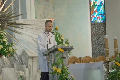 W piątek 13 sierpnia przeżywaliśmy kolejne w tym roku Nabożeństwo Fatimskie. O godz. 18.40 zostały przedstawione prośby i podziękowania do Matki Bożej Fatimskiej, w intencji których sprawowana była także Msza Święta. Eucharystii przewodniczył ks. Piotr Fortuna (proboszcz parafii Rzeszów-Matysówka), homilię zaś wygłosił ks. Jan Pyziak (proboszcz parafii Rzeszów-Matysówka w latach 1985-2018). Po Mszy Świętej wyruszyła procesja z figurą Matki Bożej, podczas której modlitwę różańcową prowadzili przedstawiciele parafii Rzeszów-Zalesie wraz ze swoim duszpasterzem ks. Marcinem Jaraczem. Modlitwę ubogaciła obecność Orkiestry Dętej pod dyrekcją Tadeusza Cielaka. Nabożeństwo zakończył Apel Jasnogórski. fot. Małgorzata Ryndak