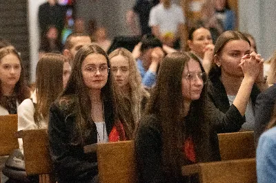 9 kwietnia w Katedrze 42 młodych osób z parafii katedralnej oraz 14 parafii Matki Bożej Częstochowskiej w Rzeszowie (Drabinianka) otrzymało sakrament bierzmowania, którego udzielił bp Jan Wątroba.
Przygotowania młodzieży trwały 2 lata, a odbywały się pod okiem ks. Krzysztofa, ks. Pawła, ks. Szczepana, s. Ewy oraz pani Agnieszki i obejmowały m.in. katechezy, spotkania formacyjne, a także przystąpienie do sakramentu pokuty. We wtorkowy wieczór kandydaci wraz ze swoimi świadkami, rodzicami, chrzestnymi czy też dziadkami zgromadzili się w Katedrze, by prosić o dary Ducha Świętego, umacniające w mężnym wyznawaniu wiary i postępowaniu według jej zasad.
Wszystkich zgromadzonych w świątyni przywitał ks. Krzysztof Gołąbek – proboszcz parafii katedralnej. Mszę Świętą koncelebrowali także ks. Tadeusz Pindara – proboszcz parafii Matki Bożej Częstochowskiej oraz kapłani posługujący w obydwu parafiach.
Następnie prośbę o udzielenie sakramentu bierzmowania zgromadzonym młodym oraz o modlitwę skierowali do Księdza Biskupa rodzice kandydatów.
W homilii bp Jan zachęcił młodych, aby w tym wyjątkowym dniu obrali Ducha Świętego za życiowego przewodnika towarzszącego im przy ważnych wyborach czy podchodzeniu do egzaminów – także tych życiowych. Wyjaśnił również znaczenie imienia Ducha Świętego – Paraklet – które tłumaczone z jęz. greckiego oznacza obrońcę, adwokata – nigdy prokuratora, nawet nie sędziego.
Będziecie moimi świadkami, gdy was umocni Duch Święty – mówi Pan Jezus. Niech nie będzie niedzieli i uroczystości bez udziału we Mszy Świętej – to jest moment dawania świadectwa. Właśnie przez zaangażowane, pełne uczestnictwo w najpiękniejszej modlitwie, jaką ma Kościół, czyli w Mszy Świętej, zdacie egzamin ze swojej dojrzałości chrześcijańskiej.
Na koniec celebrans odwołał się do obchodzonej poprzedniego dnia Uroczystości Zwiastowania Pańskiego i postawy Maryi wobec planu Bożego w Jej życiu oraz drogi, przez którą prowadził Ją Duch Święty. Podkreślił, że właśnie Maryja uczy, jak być uczennicą Ducha Świętego.
Po homilii miało miejsce odnowienie przyrzeczeń chrzcielnych. Następnie odbyła się najważniejsza część uroczystości – modlitwa Księdza Biskupa oraz namaszczenie krzyżmem każdego kandydata.
Sakrament bierzmowania jest koniecznym dopełnieniem sakramentu chrztu i wiąże się również z obraniem konkretnego patrona, którego życie i przymioty są wzorem dla młodego człowieka otrzymującego Ducha Świętego. Kandydat do bierzmowania ma więc okazję wybrać sobie świętego czy błogosławionego, którego droga do świętości najbardziej go zachwyciła. Może być to patron, którego imię nosi już od chrztu; może też wybrać sobie drugiego patrona. 
W związku z tym podczas namaszczenia krzyżmem biskup zwraca się do bierzmowanego nowo wybranym imieniem.
Po liturgii sakramentu bierzmowania miała miejsce modlitwa powszechna i liturgia eucharystyczna. Na koniec młodzi złożyli podziękowania Księdzu Biskupowi, Księżom Proboszczom oraz wszystkim, którzy poprzez swój wkład, posługę i zaangażowanie przyczynili się do przygotowania oraz przeżycia tej wyjątkowej uroczystości. Pamiątką było wspólne zdjęcie po zakończonej Mszy Świętej.
Posługę muzyczną w czasie uroczystości pełniła Katedralna Schola Liturgiczna pod dyrekcją ks. Juliana Wybrańca.

fot. Leszek Drzał
