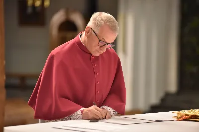 W Katedrze Rzeszowskiej podczas I Nieszporów Uroczystości św. Józefa Oblubieńca NMP odbył się obrzęd instalacji nowych kanoników Kapituły Katedralnej w Rzeszowie. Liturgii Nieszporów przewodniczył ks. Krzysztof Gołąbek, proboszcz Katedry i prepozyt Kapituły Katedralnej, który wygłosił również homilię. Uroczystości rozpoczęły się od odczytania przez ks. Gołąbka dekretu bp. Jana Wątroby o włączeniu nowych członków do grona Kapituły. Następnie nowi kanonicy złożyli wyznanie wiary oraz przysięgę wierności przy obejmowaniu urzędu wykonywanego w imieniu Kościoła.

Do grona kanoników katedralnych dołączyli: ks. dr Paweł Synoś – Wikariusz Biskupi do spraw duchowieństwa diecezjalnego, ks. Prałat dr Piotr Tarnawski – Sekretariat Stanu Stolicy Apostolskiej, ks. dr Marek Story – Dykasteria Nauki Wiary w Watykanie, ks. dr Stanisław Kamiński – Wikariusz Biskupi do spraw życia konsekrowanego, proboszcz Parafii św. Józefa w Głogowie Małopolskim, ks. kanonik Stanisław Jamiński – proboszcz Parafii NNMP w Rzeszowie – Staroniwa, ks. kanonik Tadeusz Pindara – proboszcz Parafii Matki Bożej Częstochowskiej w Rzeszowie, ks. dr Przemysław Drąg – proboszcz Parafii pw. Trójcy Przenajświętszej w Głogowie Małopolskim.

W diecezji rzeszowskiej istnieje kapituła katedralna i cztery kapituły kolegiackie: biecka, jasielska, kolbuszowska i strzyżowska. Historycznie kanonicy byli księżmi stanowiącymi grupę skupioną wokół biskupa miejsca, których zadaniem było pomaganie mu w zarządzaniu lokalnym Kościołem. Obowiązani byli określoną regułą, czyli kanonem praw, stąd właśnie pochodzi nazwa kanonik.

Poszczególne kapituły mają swoje charakterystyczne stroje, którymi wyróżniają się od pozostałych duchownych. Strojem kanoników kapitulnych jest sutanna z obszywkami i guzikami koloru fioletowego, pas fioletowy, następnie rokieta, mucet (fioletowa pelerynka) lub mantolet oraz łańcuch z dystynktorium. Fot. ks. Jakub Oczkowicz