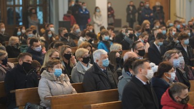 W niedzielę 28.02.2021 r. podczas Mszy Świętej o godz. 12.00 bp Edward Białogłowski udzielił Sakramentu Bierzmowania młodzieży z kl. VIII.  fot. Małgorzata Ryndak