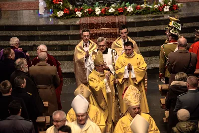 W liturgiczne święto św. Jana Apostoła i Ewangelisty, w katedrze rzeszowskiej duchowni i świeccy modlili się w intencji bp. Jana Wątroby. Eucharystię, której przewodniczył Solenizant, koncelebrowali: bp Kazimierz Górny, bp Edward Białogłowski oraz 56 księży.  fot. Dariusz Kamiński (https://fotografiarzeszow.com.pl)