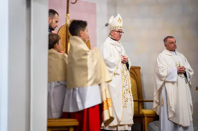 „Nasza wdzięczność jest szczególna wobec osób konsekrowanych za ich czytelne świadectwo wiary i za to, że żyjąc wiarą na co dzień ukazują chrystusowy styl życia” – mówił biskup Jan Wątroba podczas Mszy św. w katedrze rzeszowskiej w święto Ofiarowania Pańskiego. W Eucharystii, z okazji swojego święta patronalnego, uczestniczyły osoby konsekrowane posługujące w diecezji rzeszowskiej.
Mszy św. w katedrze rzeszowskiej przewodniczył bp Jan Wątroba, który modlił się w intencji osób konsekrowanych, przeżywających w święto Ofiarowania Pańskiego (02.02.) swoje święto patronalne. Eucharystię koncelebrował ks. Stanisław Kamiński, wikariusz biskupi ds. zakonnych, a także 9 kapłanów.
Na początku Mszy św. ks. Stanisław Kamiński powitał zebranych i wprowadził w przeżywaną liturgię. Następnie odbył się obrzęd błogosławieństwa świec i procesja z dolnego kościoła do głównej części katedry rzeszowskiej
Homilię wygłosił bp Jan Wątroba, który w pierwszej części, odnosząc się do przeżywanego święta, nawiązał do postawy Matki Najświętszej i św. Józefa. „Maryja uczy nas, że wierność Bogu oznacza wypełnianie prawa Bożego. Ona wypełniła wszystko bez wyjątku. Choć sama nie potrzebowała oczyszczenia, pozostała jednak posłuszna prawu. Skromna, prosta, uboga kobieta, poddana Bogu. W postawie Maryi i Józefa można dostrzec piękną lekcję dla rodziców i wychowawców. Rodzice powinni przedstawiać, czyli zawierzać swoje dzieci Panu Bogu. To jest gest wdzięczności wobec Stwórcy, a także znak wielkiej pokory wobec niełatwej misji rodzicielskiej i wychowawczej. Pełny rozwój człowieka dokonuje się dzięki Bożej łasce, a rodzice powinni się czuć narzędziem Bożej łaski, dlatego powinni często błogosławić swoje dzieci, modlić się za nie i z nimi oraz wciąż na nowo zawierzać je Panu Bogu” – mówił bp Wątroba.
Biskup Rzeszowski odnosząc się do obchodzonego Dnia życia konsekrowanego powiedział: „Trzy elementy wspólnoty: słowo, wierność i otwarcie na Ducha Świętego stanowią istotę życia każdej osoby konsekrowanej. Rozważać słowo Boże, trwać wiernie na modlitwie i być otwartym na to, co Duch Święty chce nam powiedzieć, to wypełnić powołanie do życia konsekrowanego, a jednocześnie wyznać wiarę w Kościół Chrystusowy. Nasza wdzięczność jest szczególna wobec osób konsekrowanych za ich czytelne świadectwo wiary i za to, że żyjąc wiarą na co dzień ukazują chrystusowy styl życia. Towarzyszą nam przez swoją pełną zatroskania miłosierną obecność, ale także przez milczącą obecność przepełnioną modlitwą w intencjach Kościoła, świata, a także poszczególnych osób i wspólnot”.
Po homilii osoby konsekrowane zgromadzone w katedrze odnowiły swoje przyrzeczenia.
Na zakończenie liturgii s. Agata Jakieła CSFN, referentka diecezjalna ds. życia konsekrowanego, podziękowała bp. Janowi Wątrobie za przewodniczenie liturgii i modlitwę w intencji osób życia konsekrowanego.
W Eucharystii w rzeszowskiej katedrze uczestniczyło prawie 100 osób życia konsekrowanego, a pośród nich ojcowie i bracia zakonni, siostry zakonne, wdowy i dziewice konsekrowane oraz członkowie instytutów świeckich. Śpiewy podczas liturgii wykonała Katedralna Schola Liturgiczna pod dyrekcją ks. Juliana Wybrańca, a przy organach zasiadł katedralny organista – Wiesław Siewierski. 

fot. Jola Warchoł