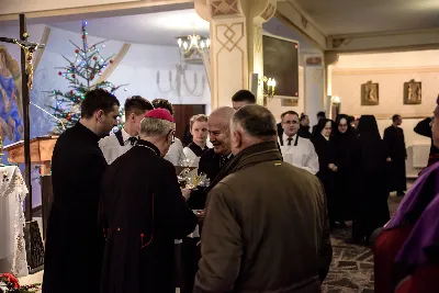 W liturgiczne święto św. Jana Apostoła i Ewangelisty, w katedrze rzeszowskiej duchowni i świeccy modlili się w intencji bp. Jana Wątroby. Eucharystię, której przewodniczył Solenizant, koncelebrowali: bp Kazimierz Górny, bp Edward Białogłowski oraz 56 księży.  fot. Dariusz Kamiński (https://fotografiarzeszow.com.pl)