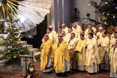 W liturgiczne święto św. Jana Apostoła i Ewangelisty, w katedrze rzeszowskiej duchowni i świeccy modlili się w intencji bp. Jana Wątroby. Eucharystię, której przewodniczył Solenizant, koncelebrowali: bp Kazimierz Górny, bp Edward Białogłowski oraz 56 księży.  fot. Dariusz Kamiński (https://fotografiarzeszow.com.pl)